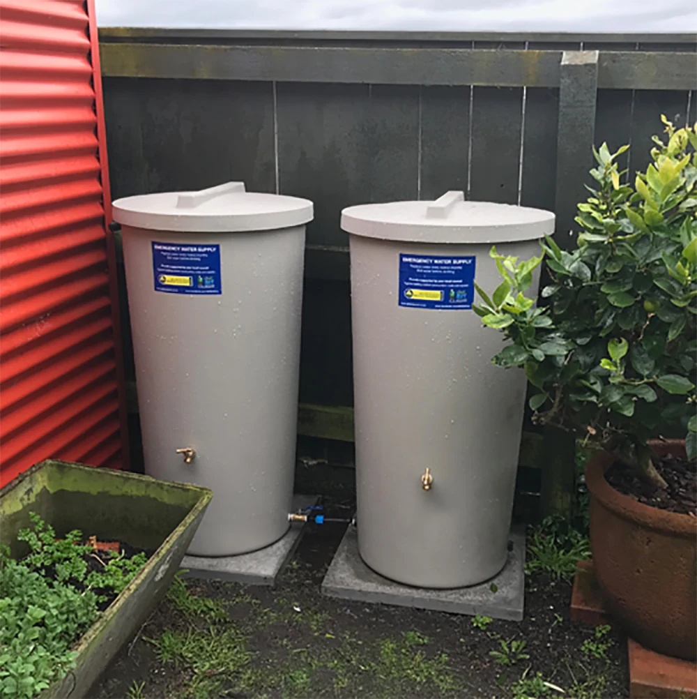 Compact emergency water tanks with taps
