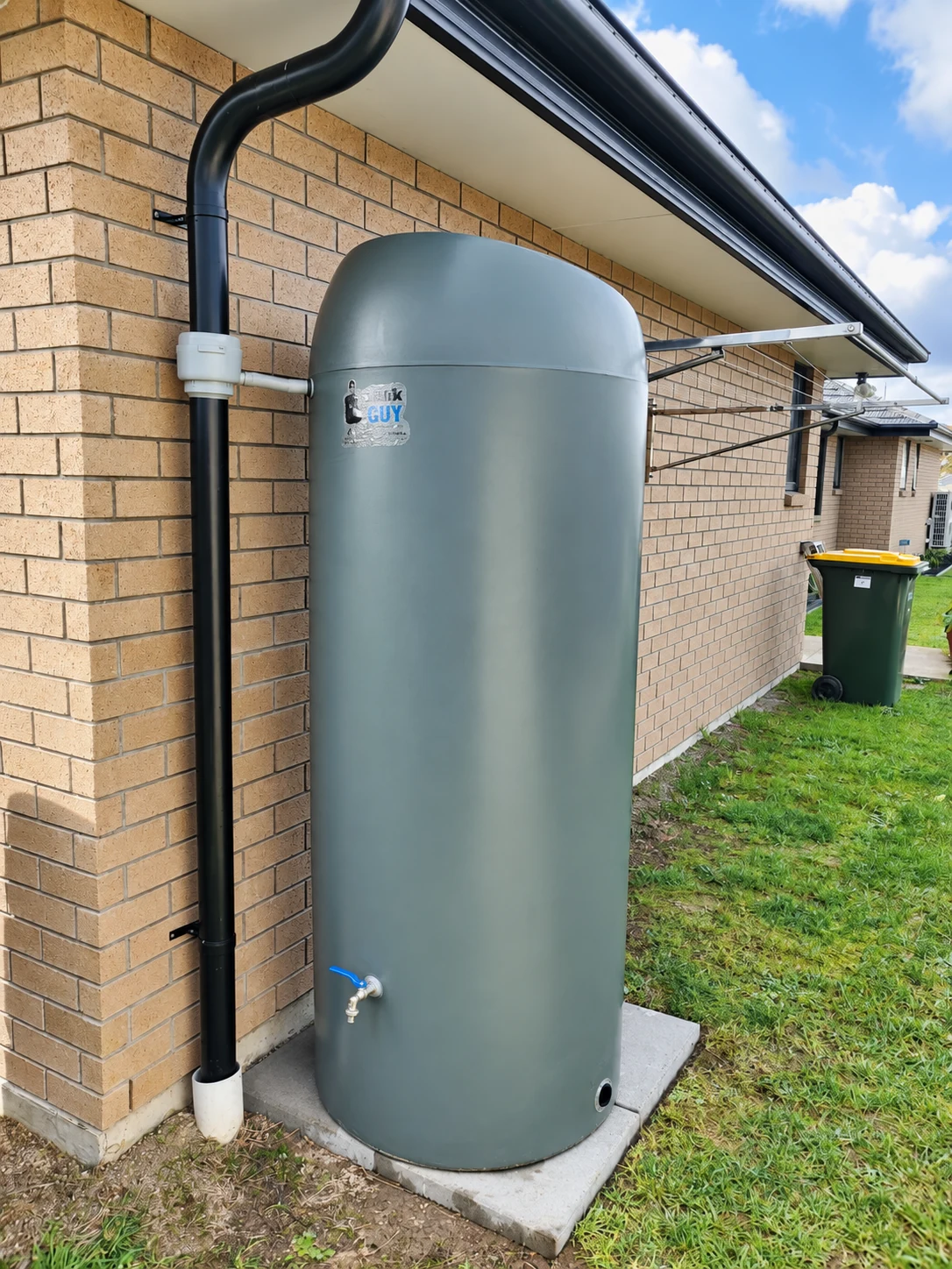 800L slimline tank installed beside a brick home